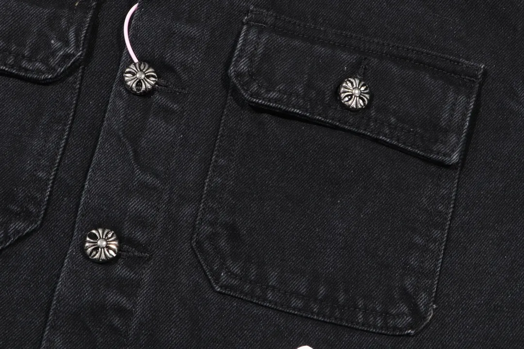 P260 [Next day] Chromehearts 23ss denim cross patch leather black and white jacket denim jacket. A super versatile denim jacket that is breathable, comfortable and elegant! The entire garment is made of super heavy-duty workmanship and uses denim denim fabric imported from Japan. After the finished product is washed, the loss rate is extremely high! The whole body is made with old craftsmanship and the upper body is stylish!  The body has multiple crosses and leather logos sewn on it! Because of the old craftsmanship, everything from gold five to three marks has been re-made with new molds, 100% restored to the original craftsmanship! All the leather characters are laser-aligned. The leather is definitely different from the super-fiber leather on the market. It uses this year's new sheep leather. The finished embroidery guarantees the quality of the entire product❗ It took nearly two months of back and forth production to get a satisfactory effect. The various cutting designs really put a lot of effort into achieving a satisfactory experience! The same style for men and women, great for couples!  Color: black Size: S M L